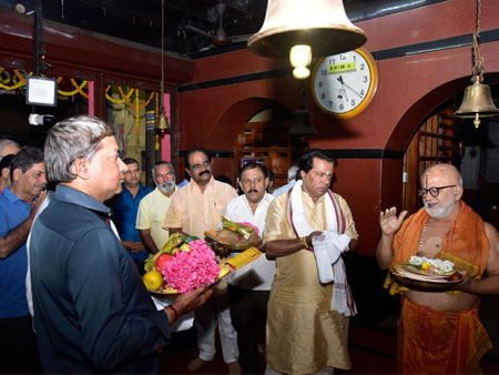 ಉರ್ವಾ ಶ್ರೀ ಮಾರಿಯಮ್ಮ ದೇವಸ್ಥಾನದಲ್ಲಿ ನಡೆಯಲಿರುವ ಧರ್ಮಾವಲೋಕನ ಸಭೆ : ಆಮಂತ್ರಣ ಪತ್ರಿಕೆ ಬಿಡುಗಡೆ