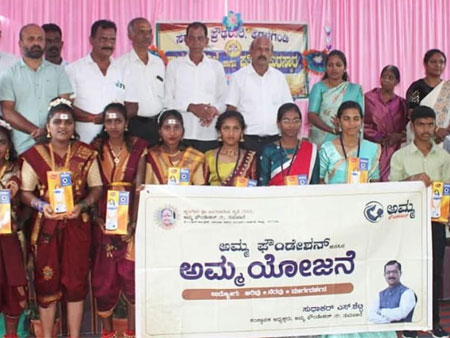 ಅಮ್ಮ ಫೌಂಡೇಶನ್ : ಎಸ್.ಎಸ್.ಎಲ್.ಸಿ ವಿದ್ಯಾರ್ಥಿಗಳಿಗೆ ಸೋಲಾರ್ ಲೈಟ್ ವಿತರಣೆ