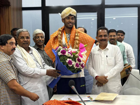 ಅಂತರಾಷ್ಟ್ರೀಯ ಬ್ಯಾಡ್ಮಿಂಟನ್ ಆಟಗಾರ ಆಯುಷ್ ಶೆಟ್ಟಿಯವರಿಗೆ ಮುಖ್ಯಮಂತ್ರಿ ಸಿದ್ದರಾಮಯ್ಯರಿಂದ ಸನ್ಮಾನ