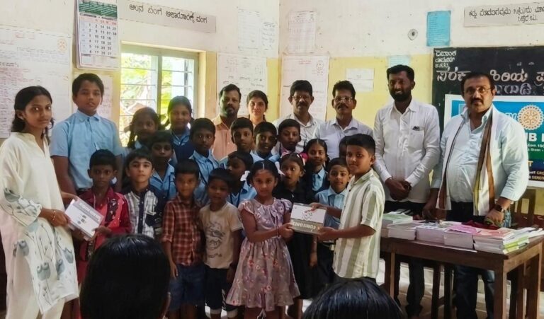 ರೋಟರಿ ಕ್ಲಬ್ ಕಾರ್ಕಳ : ನೋಟ್ ಪುಸ್ತಕ ವಿತರಣೆ